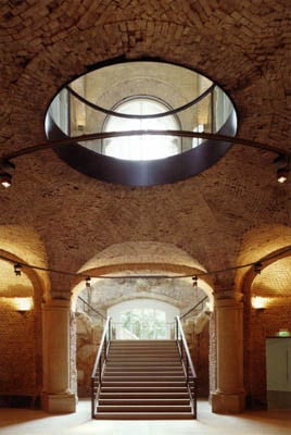 Im Untergeschoss des Vestibüls wurden die bereits früher ausgetauschten Säulen belassen - die neuen Bauteile wie Leuchtschiene, Glasbrüstungen und Handläufe halten sich konzeptionell zurück