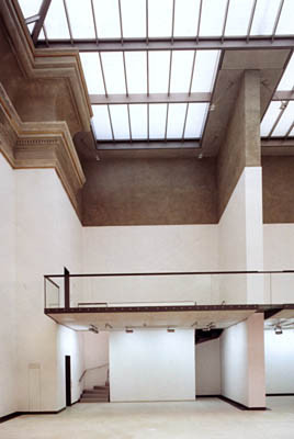 Die neue Betongalerien im Ausstellungssaal - glatte Estrichböden, die Staubdecke und die nur bis zur Unterkante der Gesimse weiß verputzten Wände