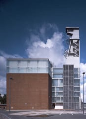 Neu hinzugekommen: zwei Dachgeschosse mit Gussglaselementen