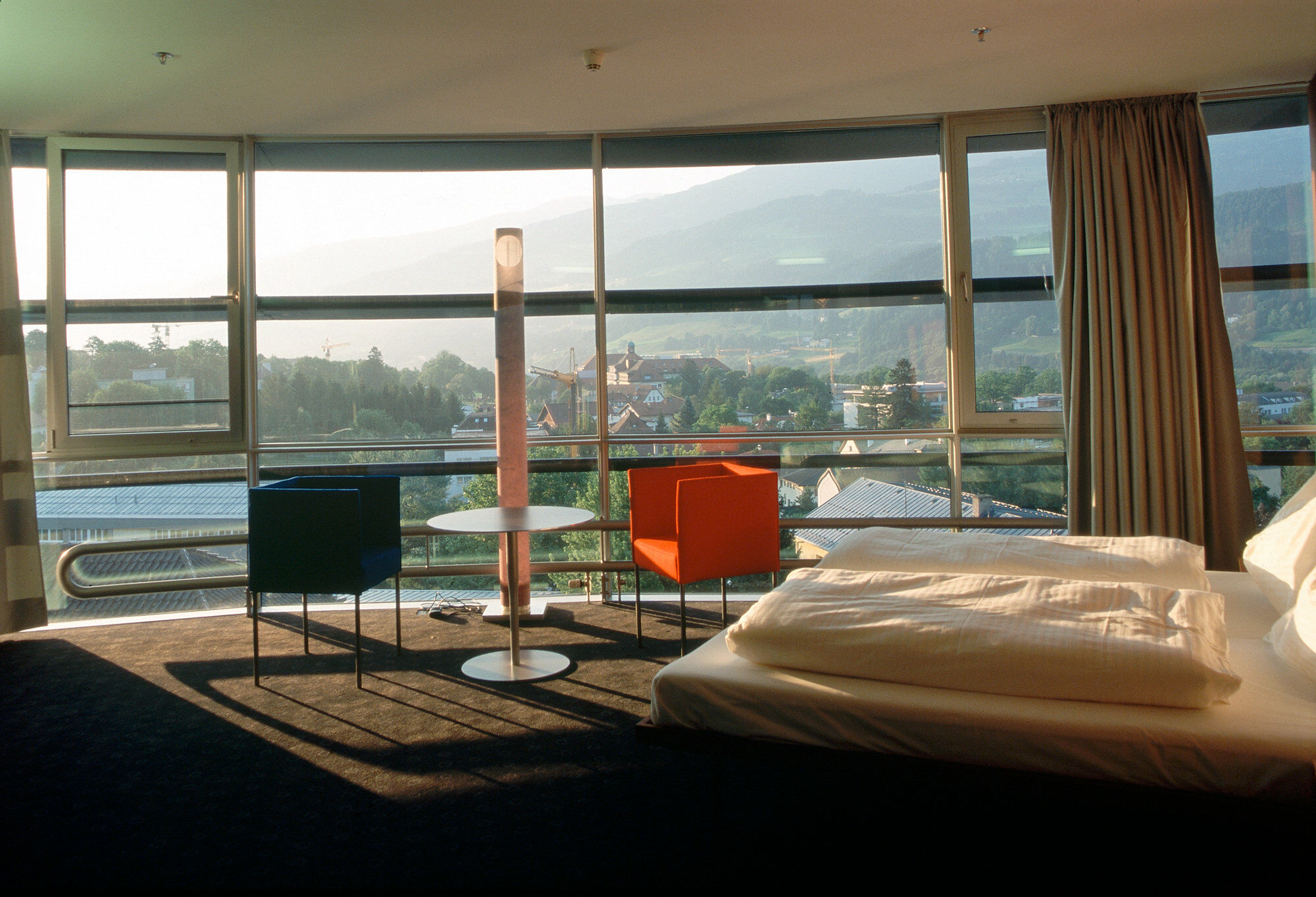 Der Neubau ist ein Geschoss höher und enthälte beinahe doppelt so viele Zimmer wie der Altbau.