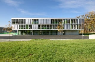 Variierende Flächen und Tiefen innerhalb des Fassadenrasters