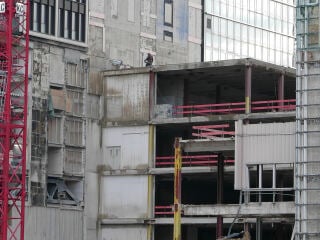 Die einfache Trennbarkeit von Konstruktionen mit Materialien unterschiedlicher Lebensdauer ist ein wichtiges Kriterium der Rückbaubarkeit.