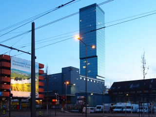 Blick gen Süden am Bahnhof Ørestad auf das jüngste Stadtviertel Kopenhagens 