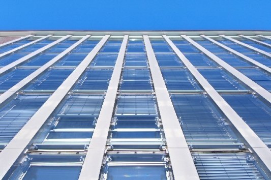 Doppelfassade mit punktgehaltenen VSG-Verglasungen, die um 90° nach innen gedreht werden können