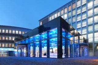 Der sanierte Gebäudekomplex DEW21 bei Nacht