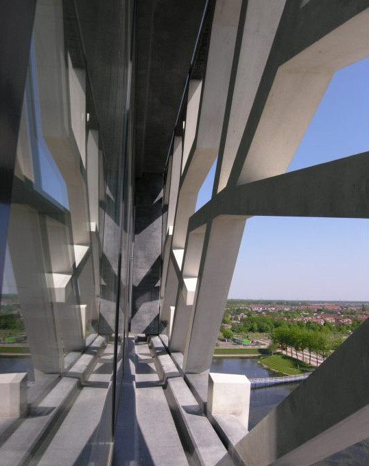 Zwischenraum Fassade und Betonelemente