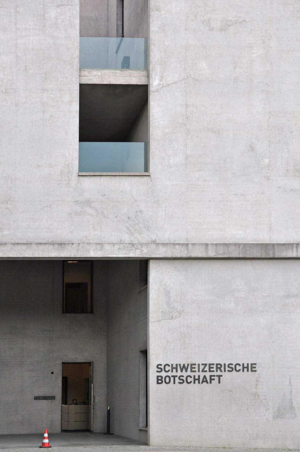 Eingang im neuen Erweiterungsbau