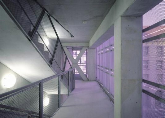 Betonoberflächen prägen die Korridore