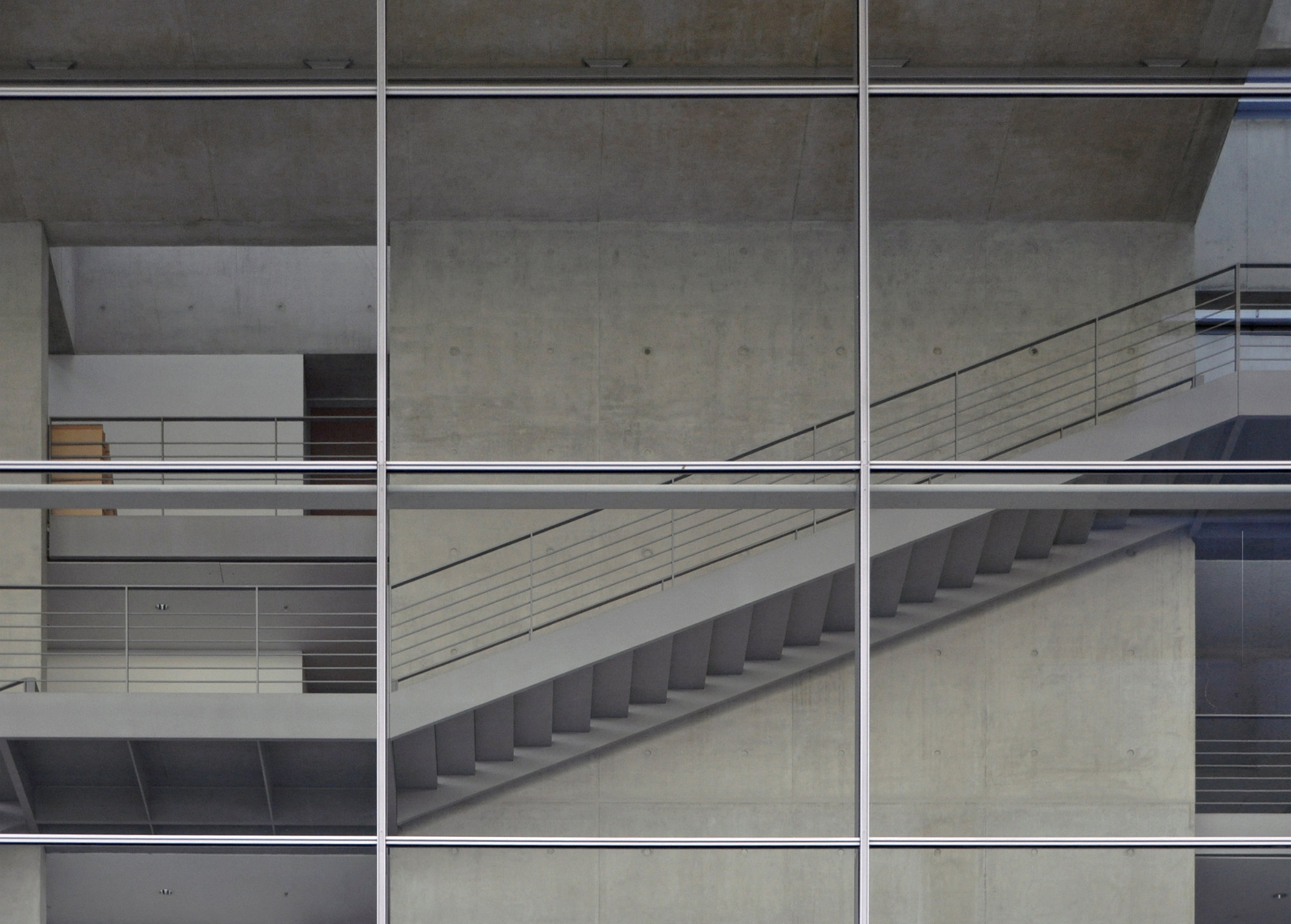 Betonwände hinter der verglasten Westfassade zum Bundeskanzleramt hin