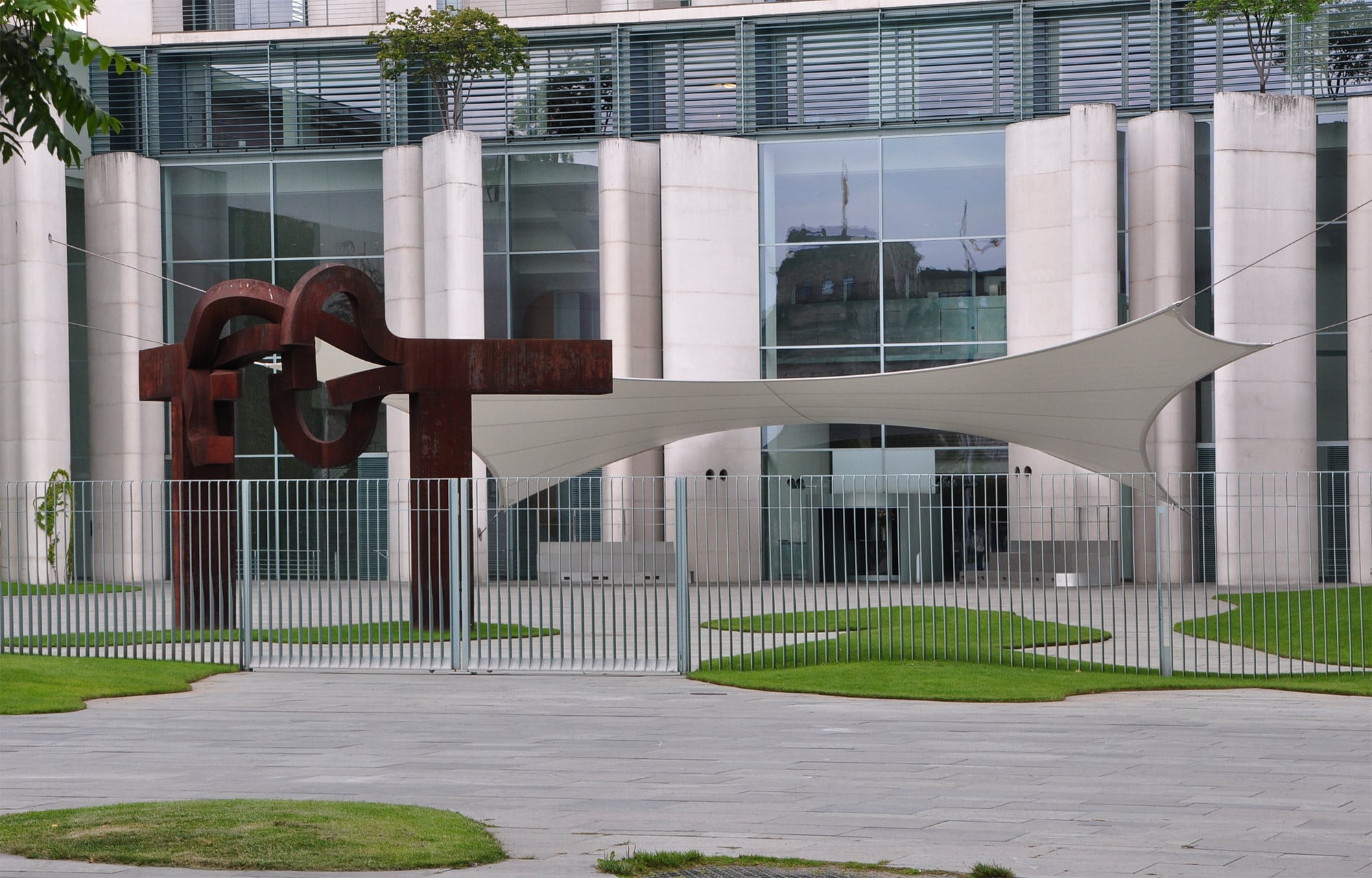 Haupteingang mit Zeltdach und der Eisenskulptur des baskischen Bildhauers Eduardo Chillida im Vordergrund