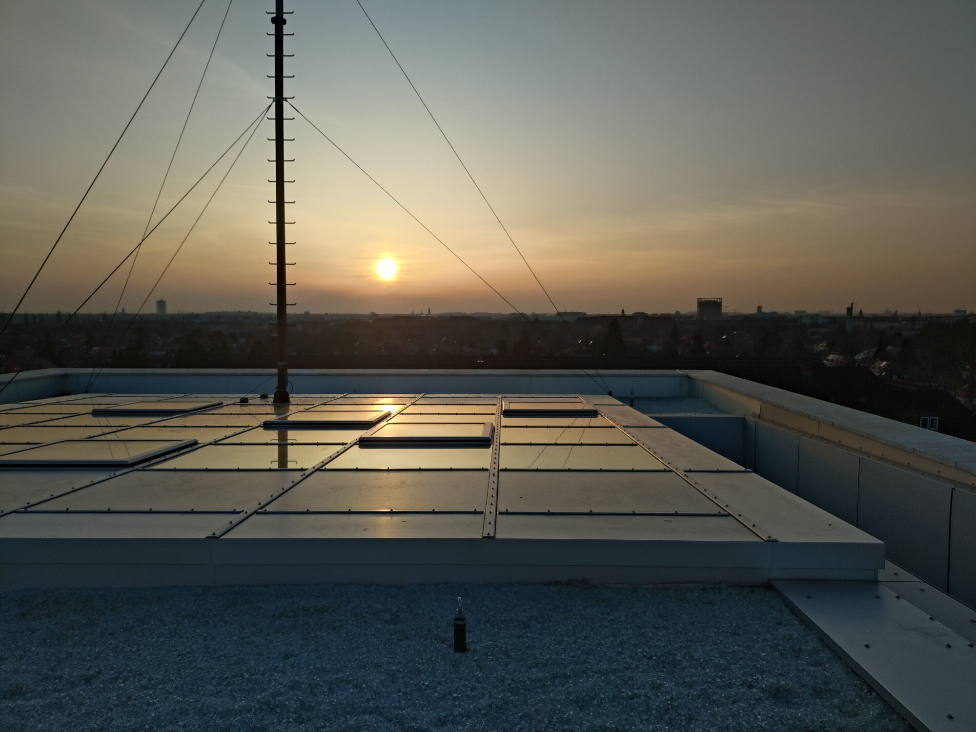 Lichtkuppeln und andere Belichtungselemente sind zu überprüfen und zu reinigen.