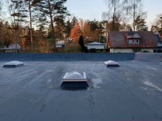 Eine Sichtprüfung der Dachhaut gehört zu den regelmäßig durchzuführenden Wartungsarbeiten.