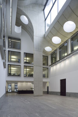 Haupthalle mit Sichtbetonstützen und -decken