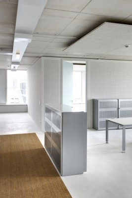 Kokosfasern, Estrich, Metallschränke und Akustikpaneele auf den Büroebenen