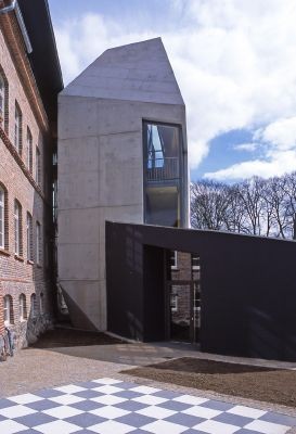 Ostansicht des Betonturmes