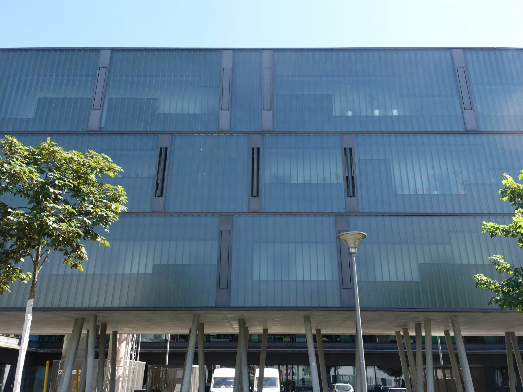 Die Nordwestfassade ist mit einer Profilglaselementen gestaltet.