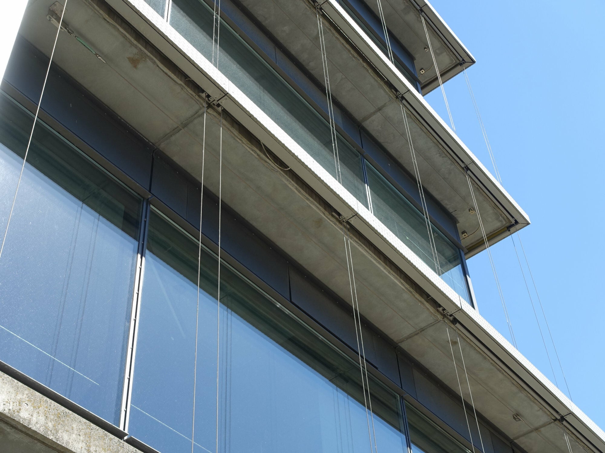 Auskragende Betondecken an der Südwestfassade