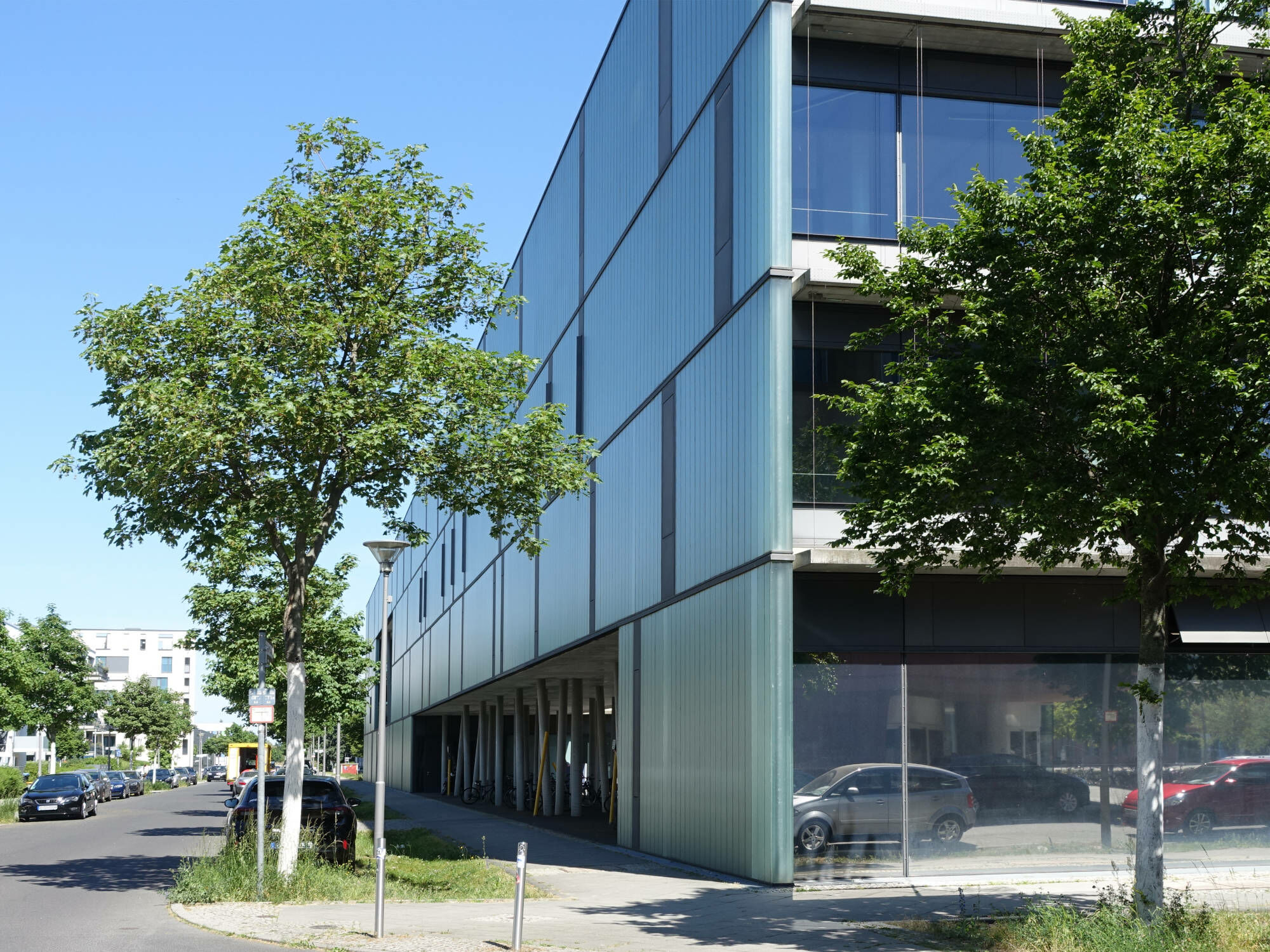 Das viergeschossige Institutsgebäude ist in das orthogonale Straßenraster der städtebaulichen Gesamtplanung integriert.