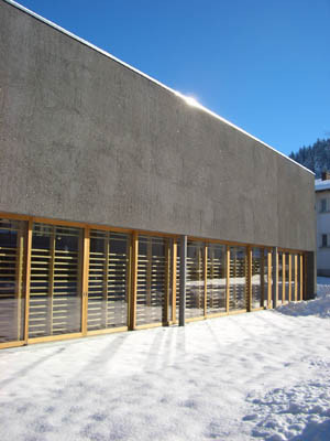 Seitenansicht mit Fensterfront
