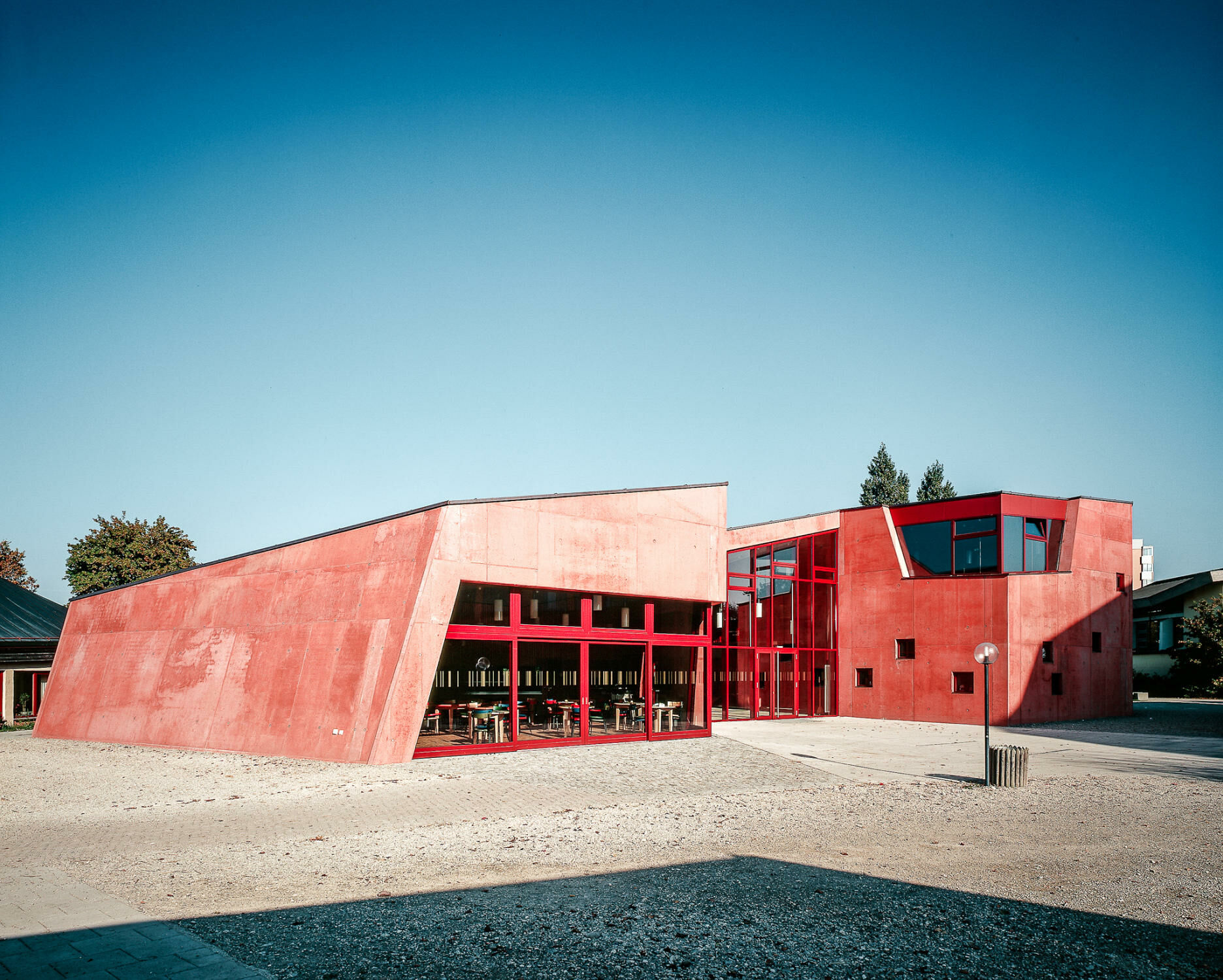 Von außen wirkt das neue Schulgebäude wie aus einem Guss, voluminös geformt und vielfach gefaltet.