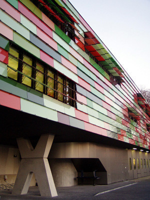 Westfassade mit X-Stütze