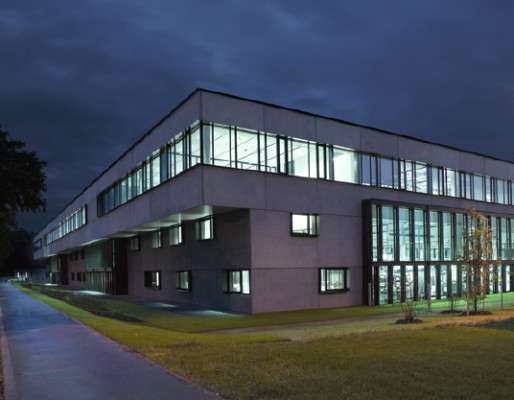 Außenansicht bei Nacht