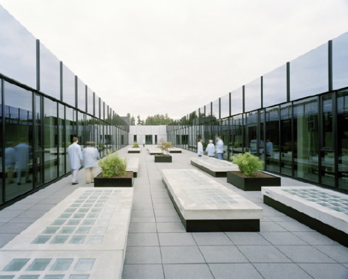 Betonbänke im Pausenhof