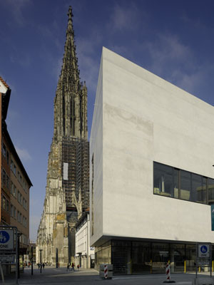 Ansicht der Sichtbetonfassade. Im Hintergrund das Ulmer Münster