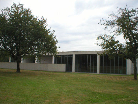 Ein eingegrabener Hof dient dem zweigeschossigen Pavillon als Außenraum