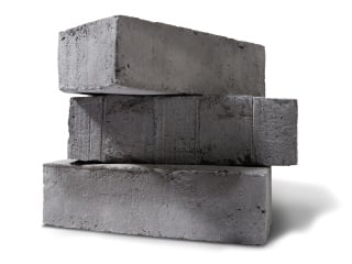 Wer nachhaltig bauen möchte, sollte Baustoffe wählen, die aus nachwachsenden, gut recyclebaren und lange verfügbaren Rohstoffen bestehen (Bild: Wasserstrichziegel).