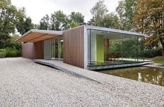 Die Villa öffnet sich zur Natur, nur nach Norden ist sie weitgehend geschlossen