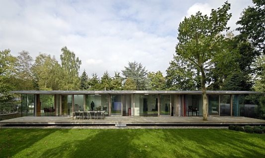 Die Glasfront mit Terrasse zum Garten
