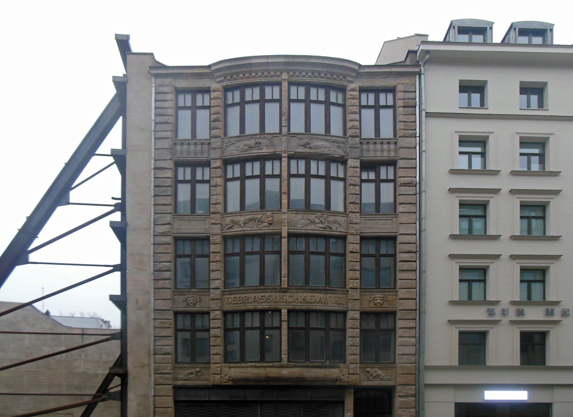 Stützwand an einem Altbau in Berlin-Mitte, nachdem des Nachbargebäude abgerissen wurde