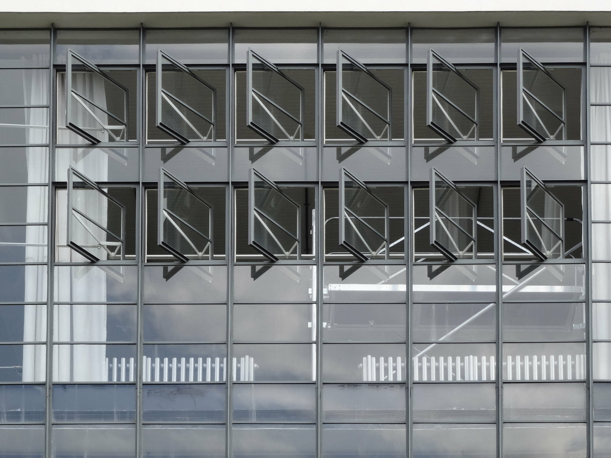 Die Ausbildung der Fensterflächen ist ausschlaggebend für den sommerlichen Wärmeschutz. Große Glasflächen ohne außenliegenden Sonnenschutz haben einen hohen Transmissionsgrad und führen entsprechen zu einem rapiden Aufheizen der Innenräume. 