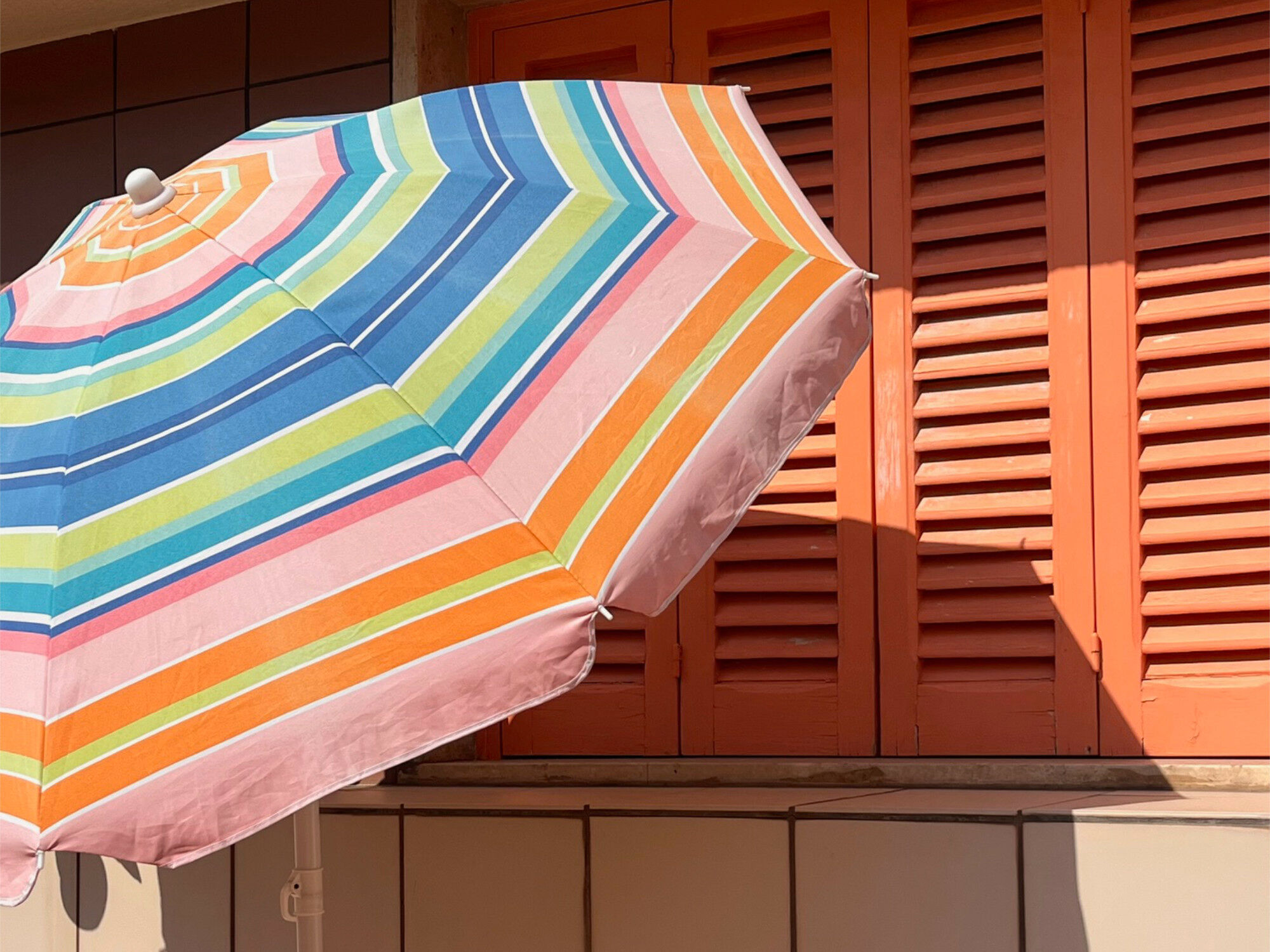 Die Verschattung von Fensterflächen durch tiefe Laibungen kann ein effektier Sonnenschutz sein und die Aufheizung der transparenten Bauteile, sowie die des Innenraums reduzieren.