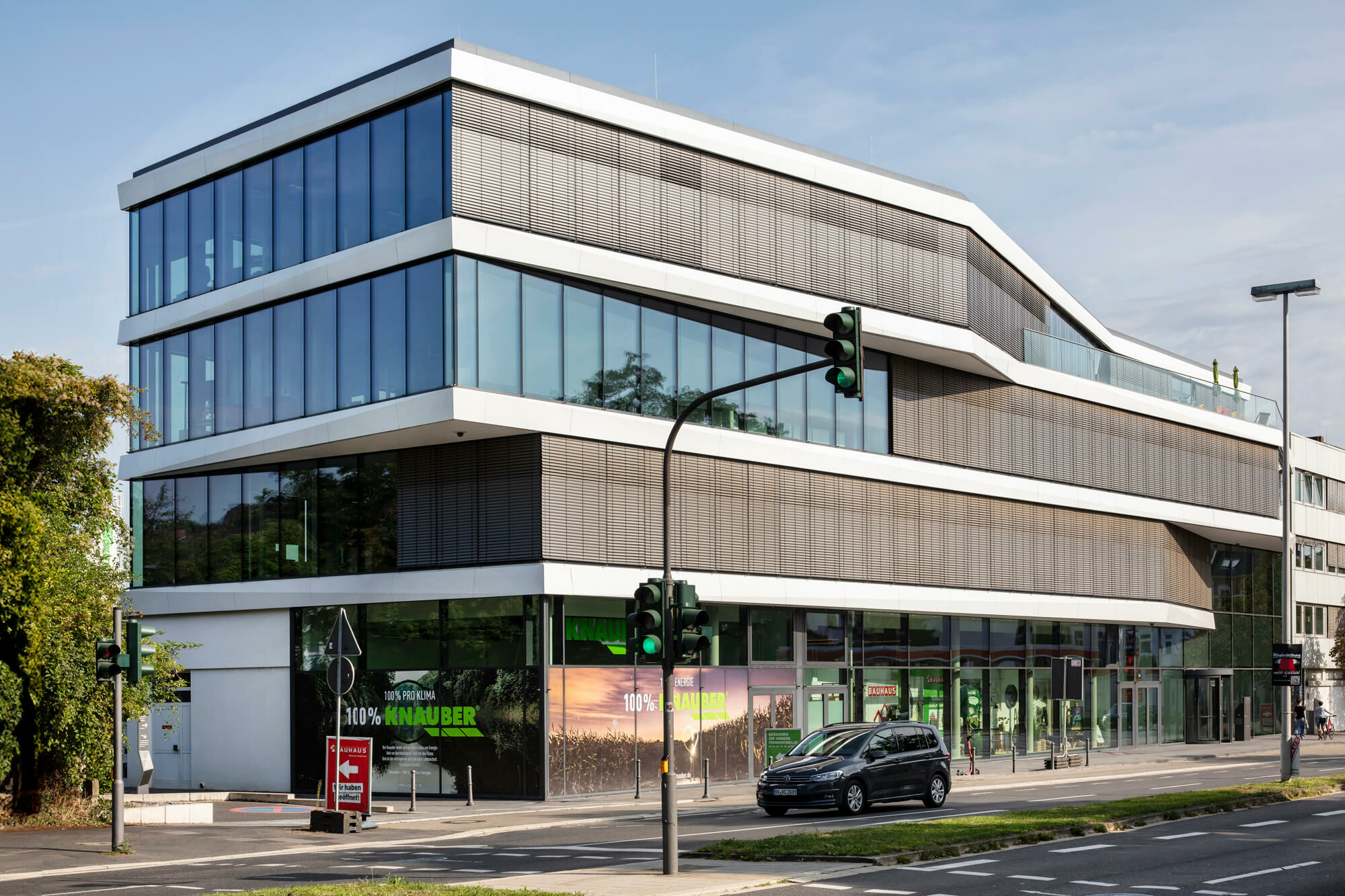 Große Fensterflächen können beispielsweise durch Raffstores oder andere außenliegende Sonnenschutzeinrichtungen verschattet werden.