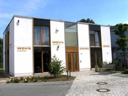 Unterschiedliche Wärmedämmverbundsysteme und Monolithische Mauerwerke hinter der Putzfassade des Doppelhauses