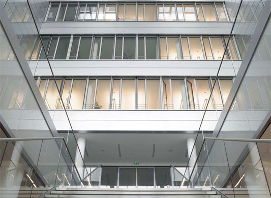 Blick aus dem Atrium auf eine innen liegende Fassade.