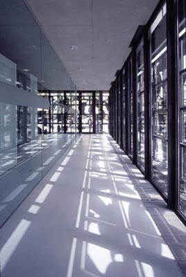 Blick ins EG zwischen Glasfassade und Edelstahlplattenverkleidung 