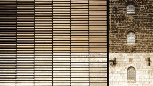Fassadenausschnitt, Übergang vom Altbau zum Erweiterungsbau