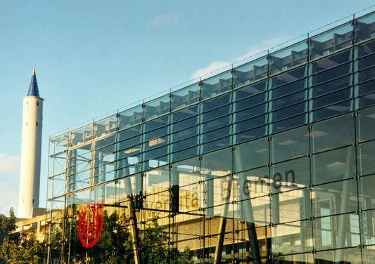 Glashalle mit Fallturm