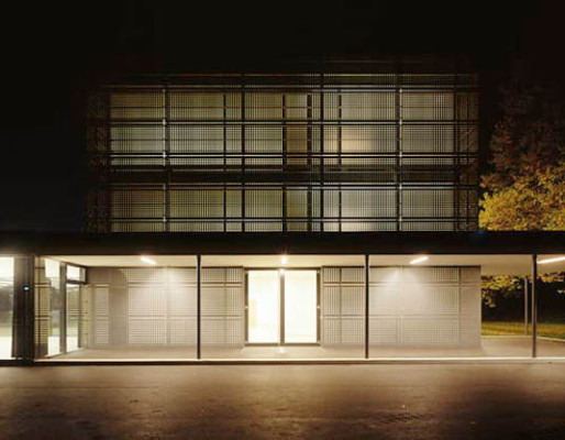 Straßenansicht bei abendlicher Nutzung