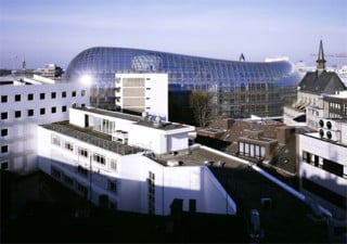 Der gläserne "schlafende Wal" in der Kölner Innenstadt.