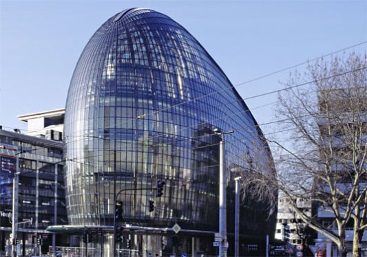 Der gerundete, filigrane Glasbau zwischen Shoppingmeile und Verkehrsader.