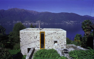 Ein kleines Haus, das wie eine Burg über den Lago Maggiore ragt