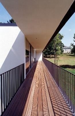 Die durchgehende Loggia im Obergeschoss stellt ein verbindendes Element der drei Wohnungen dar