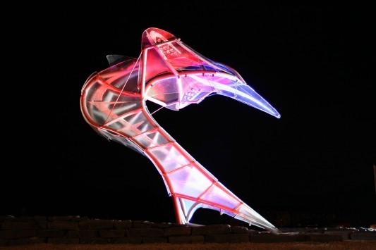 Die Rückansicht der Glasskulptur bei Nacht
