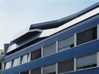 „Ray 1" entfaltet sich als dynamische Skulptur auf dem Flachdach. 