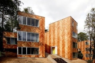 Die Häuser werden paarweise über schmale Lücken erschlossen, wodurch auf der gegenüberliegenden Hausseite die maximale Waldfläche erhalten bleibt