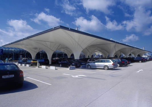 Parkdeck Flughafen Linz am Tag